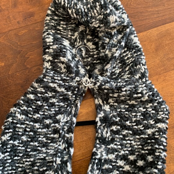 NWOT Lululemon “Hickey Hider” hooded scarf wrap - Picture 3 of 3